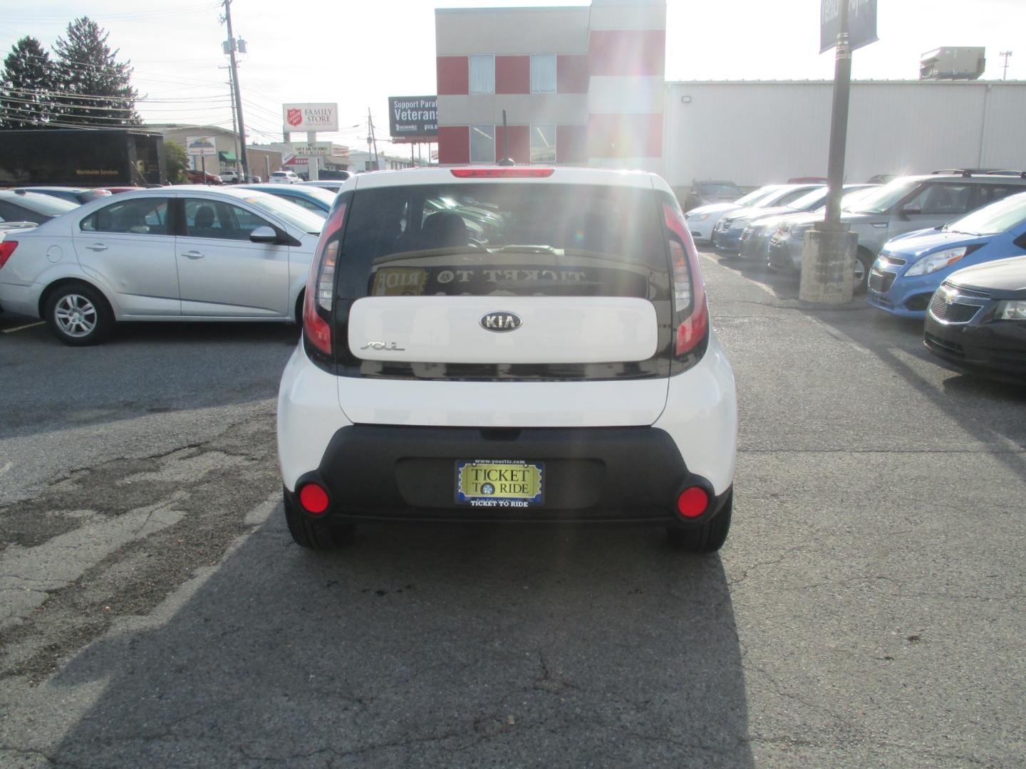 2015 WHITE Kia Soul Base (KNDJN2A23F7) with an 1.6L L4 DOHC 16V engine, located at 1254 Manheim Pike, Lancaster, PA, 17601, (717) 393-9133, 40.062870, -76.323273 - Photo#5